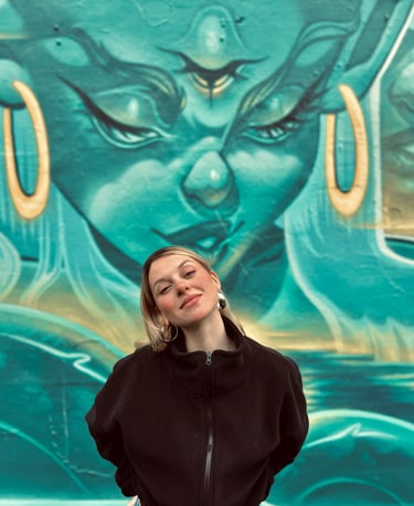 Ona Salvador, ilustradora y muralista creando arte urbano