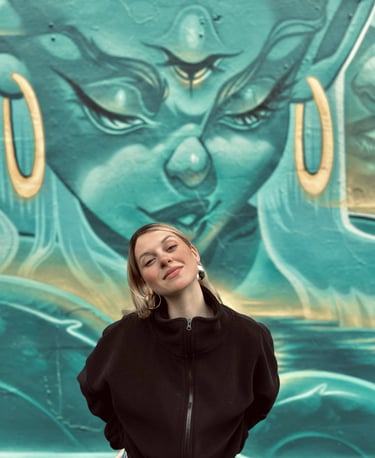 Ona Salvador, ilustradora y muralista creando arte urbano