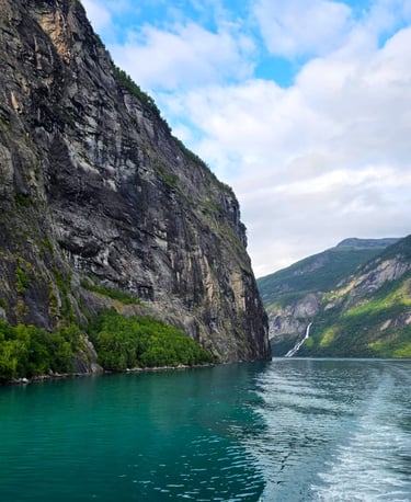 Aurland fjord z poziomu wody
