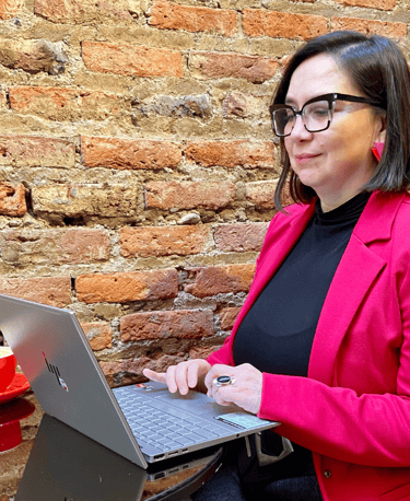 Ilsen Jara, fundadora de Escuela Para Tomar la Palabra trabajando en computador