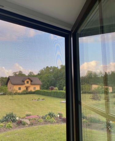 paveikslėlyje matomas sumontuotas tinklelis-roletas iš vidinės lango dalies