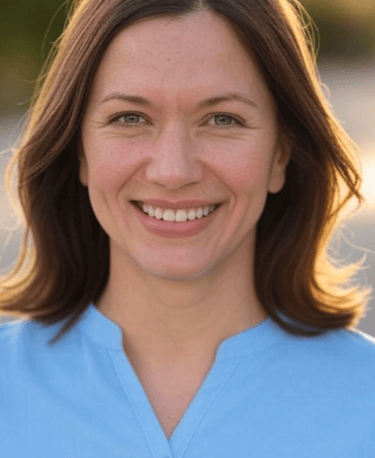Femme qui sourie pour la journée mondiale du sourire