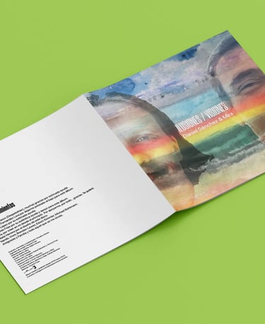 Parte posterior del libreto Ilusiones/Visiones sobre fondo verde