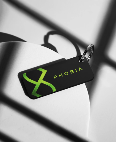 Llavero negro sobre fondo y mesa blancos