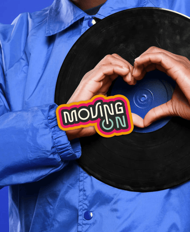 Persona vestida de azul con un vinilo en las manos y el logo de Moving On al frente