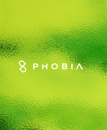 Logotipo de Phobia sobre fondo de cristal verde