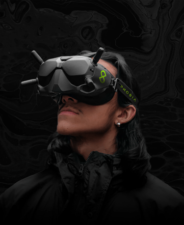Chico usando unas gafas de realidad virtual sobre fondo negro