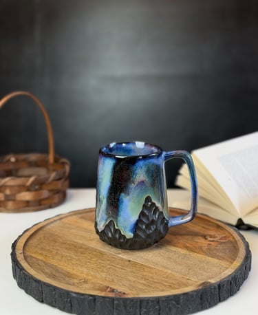 Handgefertigte Keramiktasse mit Nordlicht-Glasur in Blau, Grün und Violett. Handmade in Germany.