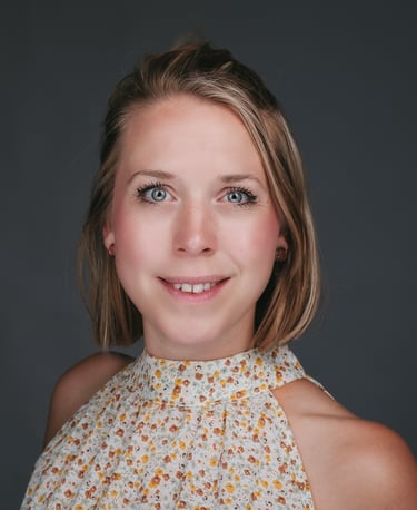 Vriendelijk en zelfverzekerd zakelijk portret van een jonge professional met in studio belichting.