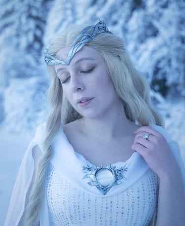Photo d'une femme en costume d'elfe dans la neige