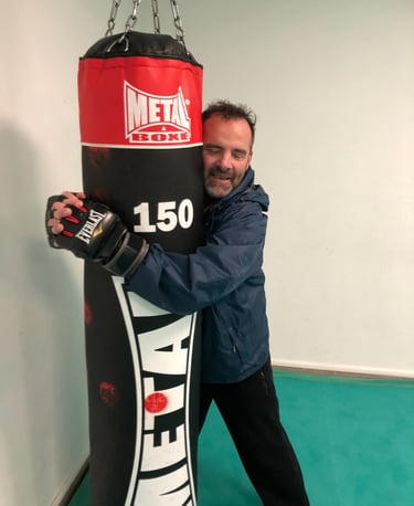 homme boxe sac de frappe cardio