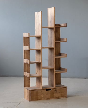 Bibliothèque en bois massif chêne naturel au design contemporain, avec étagères asymétriques décalée