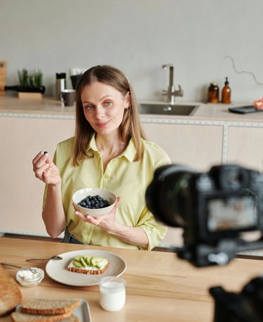 Moteris pozuoja filmavimo metu
