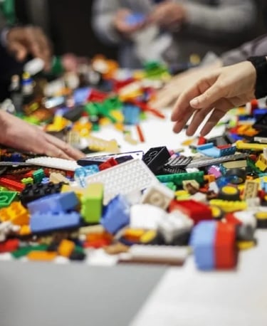 Manos jugando con piezas de Lego