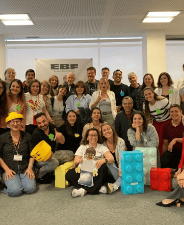 Grupo de personas reunidas mirando a la cámara.