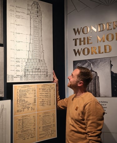 Rafał Młynarczyk oglądający archiwalną dokumentację Empire State Building