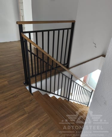 Beltéri, fém lépcsőkorlát az Arton Steel-től.