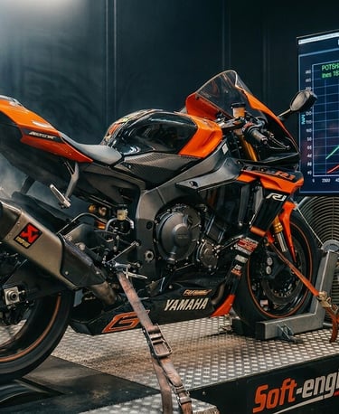 Test di ottimizzazione delle prestazioni su banco prova Soft-engine per una moto da corsa