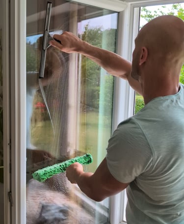 Fensterputzer Jonas bei der Arbeit