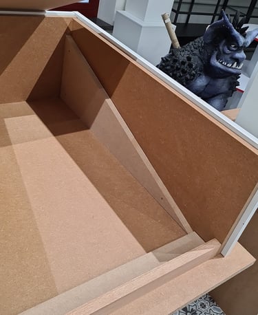 menuiserie sur mesure, meuble de présentation, caisson MDF, mobilier d’exposition, fabrication bois