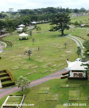 Area pemakaman San Diego Hills Karawang dengan klaster taman asri dan gazebo peziarah modern.