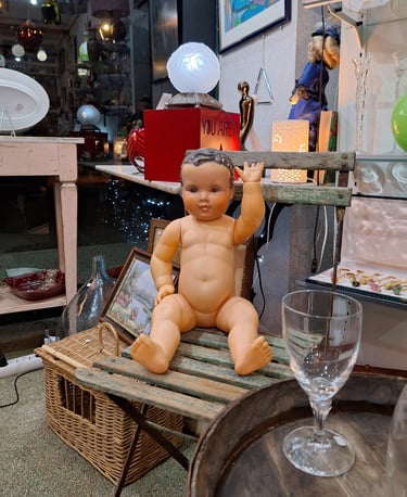 poupon petit Colin, chaise et table de jardin, tonneau, lampe art déco