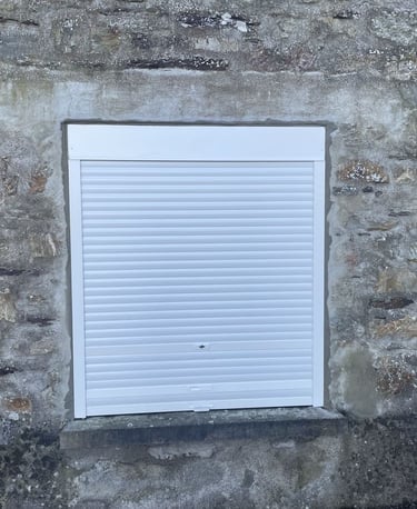volet roulant fenêtre mur pierre