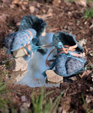 karine-nguyen-van-tham-la traversée-chaussures sculptées et incrustées de cailloux-détail