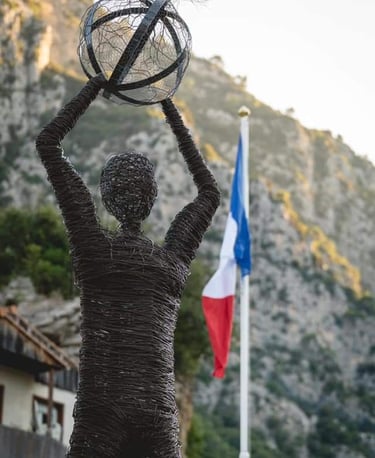 homme debout oeuvre mémorielle artiste sculpteur fil de fer Wilfrid Bricourt