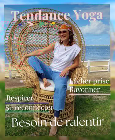 Femme souriante assise dans un grand fauteuil en rotin, bord de mer d’Arcachon en arrière-plan ; tex