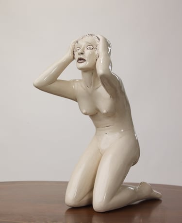 escultura mujer desesperada