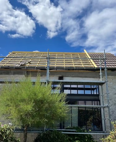 Préparation de toiture : liteaux posés et rive en zinc, échafaudage en place à Saint-Germain-en-Laye