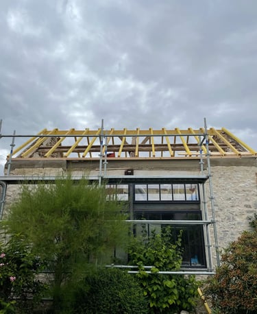 Rénovation de charpente à Saint-Germain-en-Laye — pose de chevrons neufs sur pannes, échafaudage en place