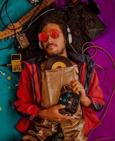 uomo immerso nell'ascolto musicale in pieno relax