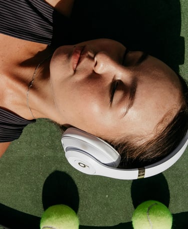 giovane tennista che ascolta musica in cuffia