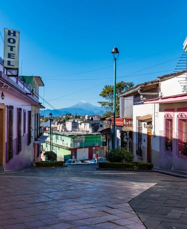Calle en Xalapa Veracruz viendo al Pico de Orizaba