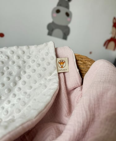 baltas su rožiniu pledukas