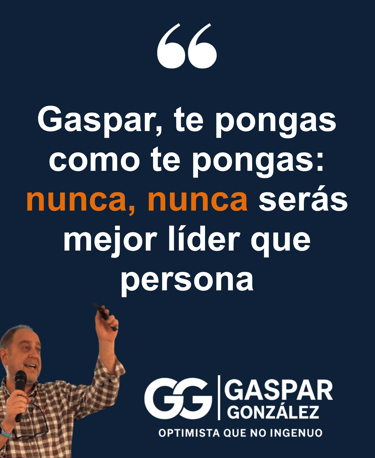 Gaspar González impartiendo una charla sobre liderazgo humano y coherencia personal.