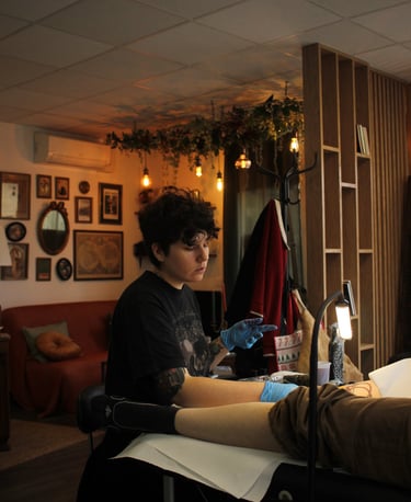 photo d'Audrey Minuit tattoo en train de tatouer une cliente au salon des Vilaines Tattoo Shop