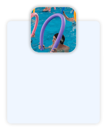 Grupo de pessoas fazendo aula de Hidroginástica na piscina, usando flutuadores coloridos para exercícios aeróbicos e de força