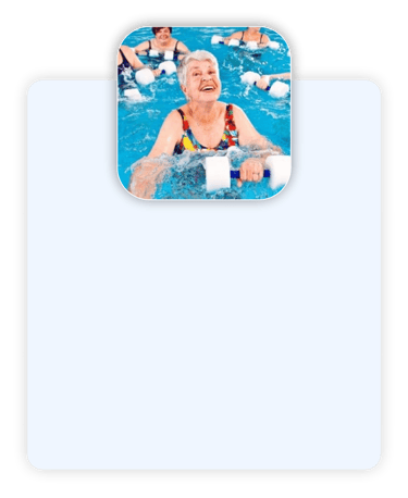 Grupo de idosas sorrindo e fazendo exercícios de reabilitação na piscina com halteres flutuantes durante sessão Hidroterapia