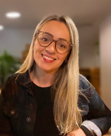 uma mulher de óculos e jaqueta preta sorrindo