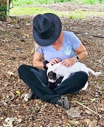 Femme avec chiot et chapeau