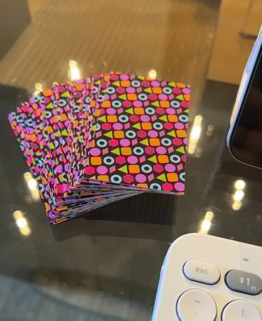 Jogo de cartas em cima de uma mesa