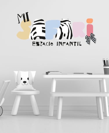 Logotipo Mi Safari Espacio Infantil en pared de aula decorada