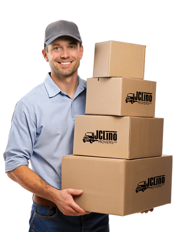 Trabajador de JC Lino Movers cargando cajas