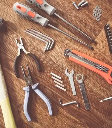 ensemble d'outil à main posé sur une table en bois