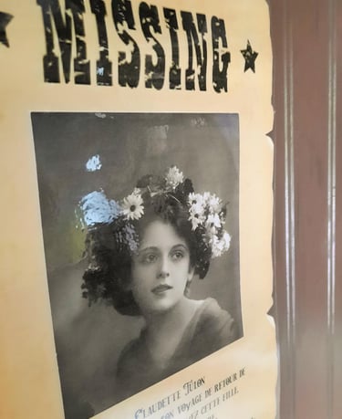 Affiche manquante d'une jeune sorcière dans la salle d'évasion