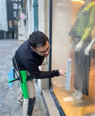 Technicien de M & M Services Pro nettoyant la vitrine du magasin Léo et Ugo à Rouen