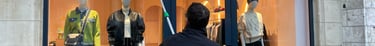 Un homme nettoyant une vitrine Léo et Ugo boutique de vétements à Rouen m&m services